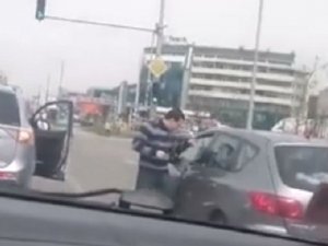 Як бой между шофьори на кръстовище ВИДЕО