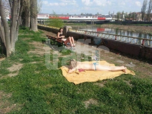 Момичета пекат дупета на Марица през април! СНИМКИ