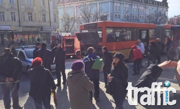 Автобус се запали в центъра на Варна!