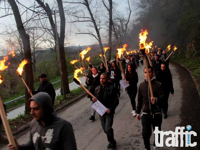 Студентско факелно шествие във Велико Търново в памет на убитата зверски Вероника