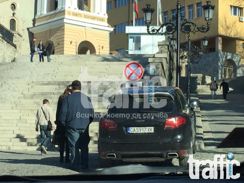 Гъзар с Порше кацна пред църква, за да запали свещ СНИМКИ