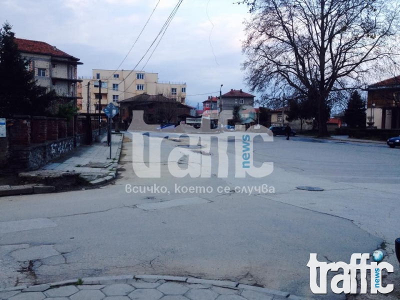 ВиК отново с гаф! Път пропадна в пловдивския квартал  
