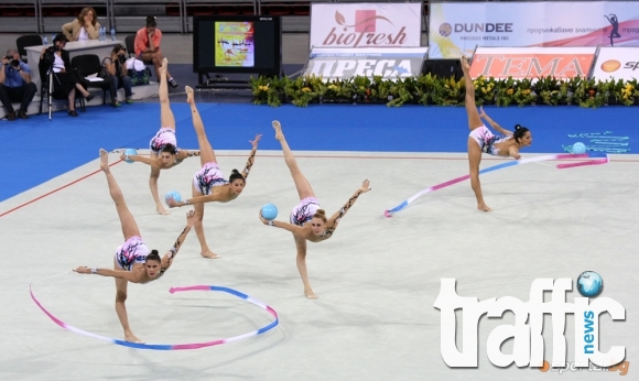 Националния отбор по художествена гимнастика на финала на съчетанието с пет ленти 