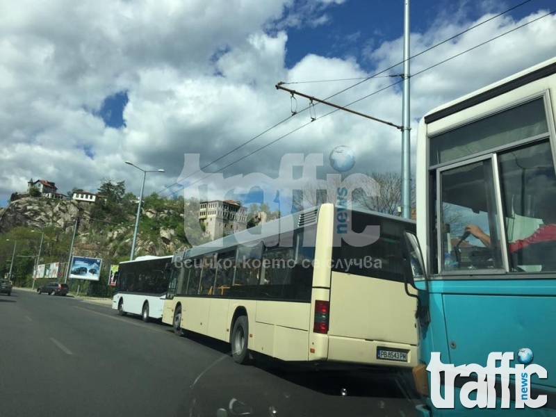 Туристически автобус блокира движението в центъра на Пловдив СНИМКИ