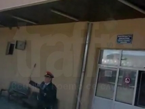 Служител на гара налетя на бой на пътник! ВИДЕО