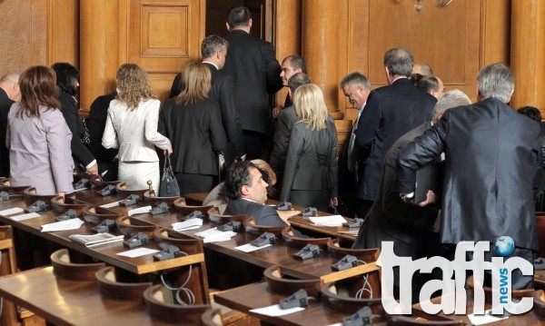 Парламентът стана на крака в памет на избитите арменци, ДПС напусна залата