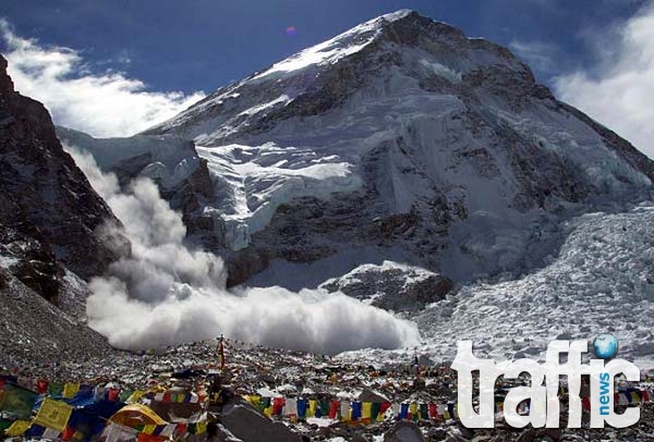 Трагедия под Еверест! Уникални кадри от падането на лавината ВИДЕО