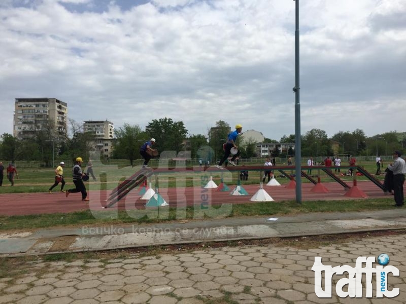 Пожарникари показаха мускули и плочки до стадион Пловдив ВИДЕО