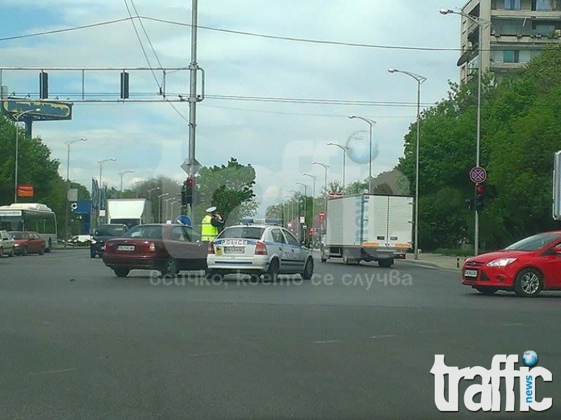 Катастрофа блокира движението на булевард 