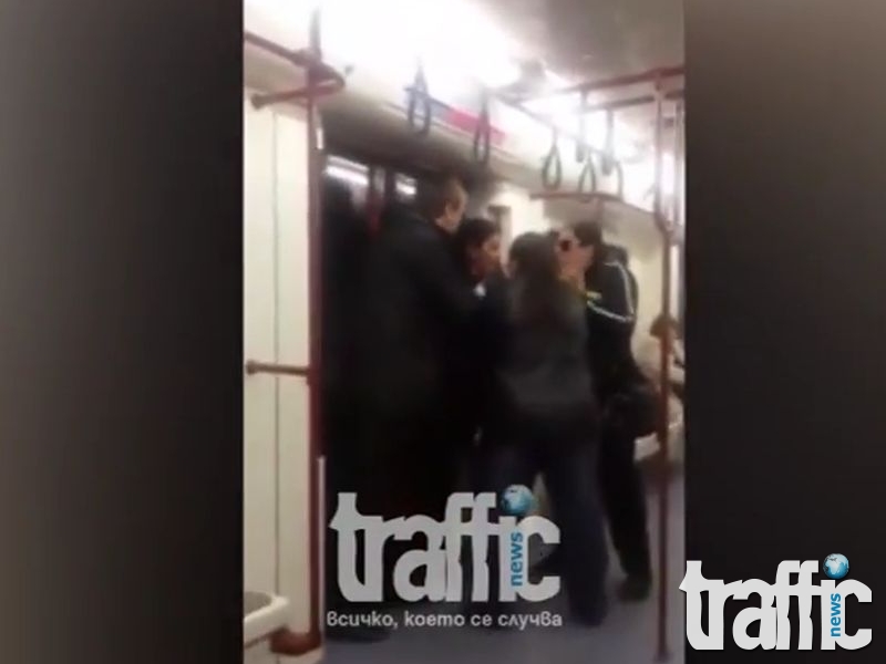 Кондуктори тормозят жена за 20 лева в софийското метро ВИДЕО 