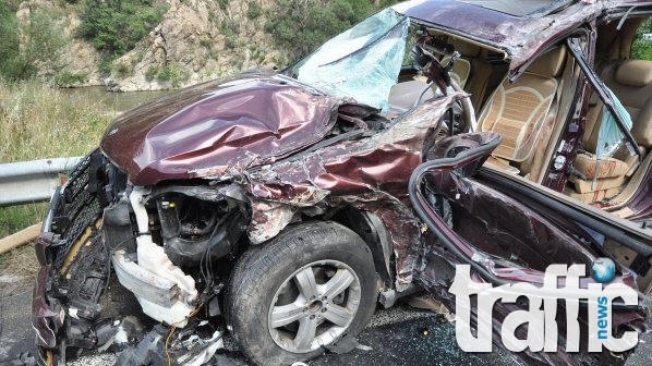 Кола се заби в насрещно движещ се автобус