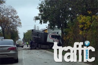 Пиян шофьор се заби в бетонна ограда