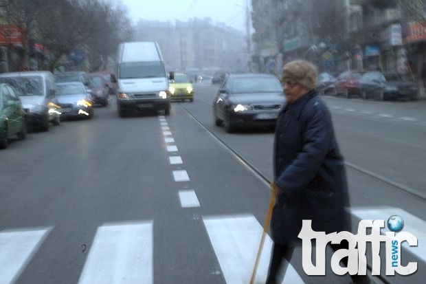 Премазаха краката на жена