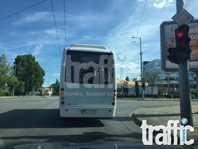 Нагъл водач на градски автобус мина на червено и спря в кръстовище в Пловдив  