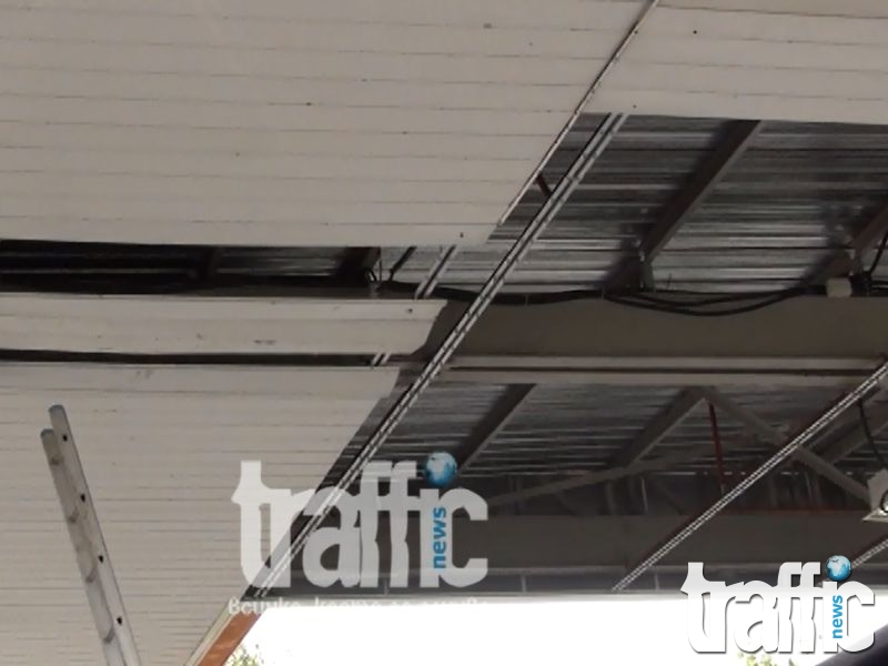 Кадри от рухналия покрив на бензиностанция край Садово ВИДЕО
