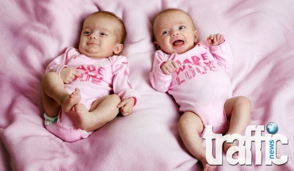 Жена роди близначки от двама различни мъже