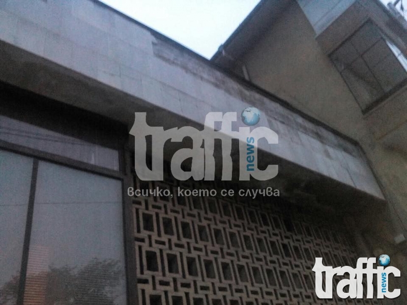 Плочи хвърчат от сграда в Асеновград, падат до пешеходци СНИМКИ