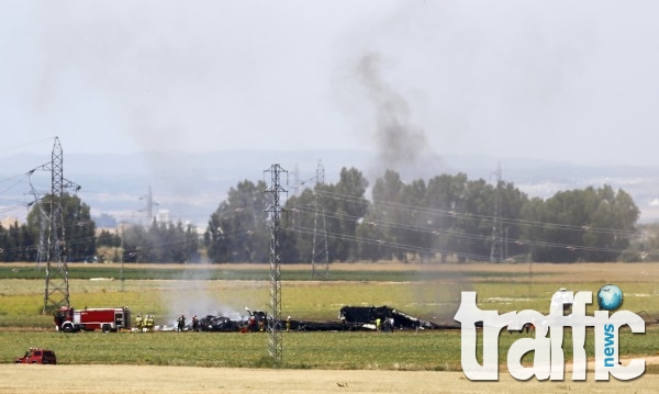 Военен самолет се разби в завод на Кока - Кола