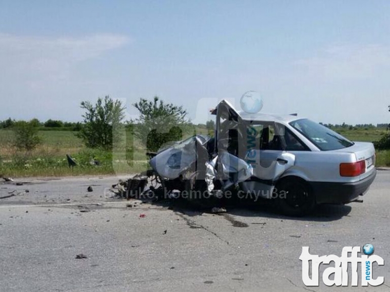 Мъж и жена заклещени в кола след челен удар по пътя Пловдив-Пазарджик СНИМКИ