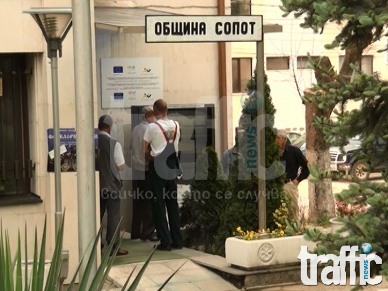 Нова драма: Взимат сървърите на община Сопот, спират работа с граждани ВИДЕО