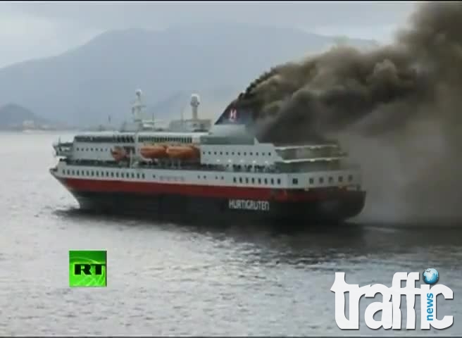 Италиански пътнически кораб избухна в пламъци