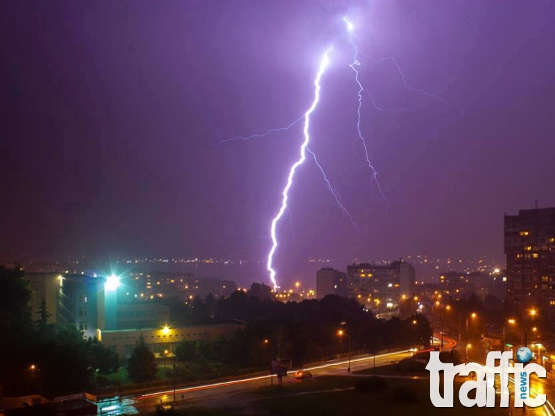 Загърмя и заваля в района на Пловдив 