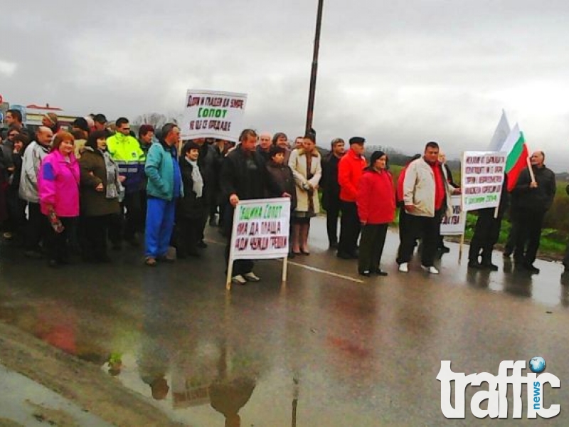 3000 души от ВМЗ блокират Подбалканския път, докато не заработи Иганово