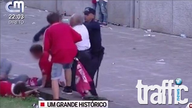 Полицай пребива с палка футболен фен пред очите на сина му ВИДЕО 18 +