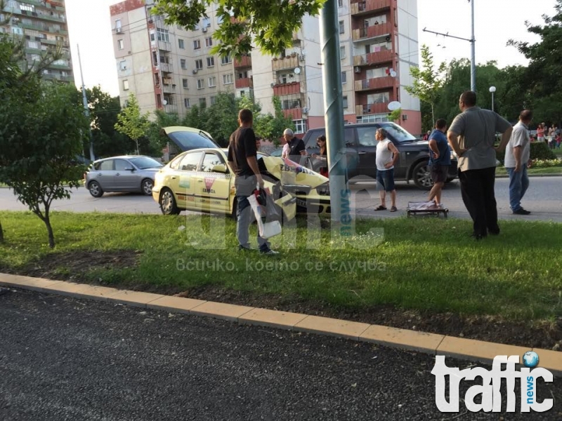 Таксиметров шофьор се заби в стълб в Пловдив, бере душа СНИМКИ