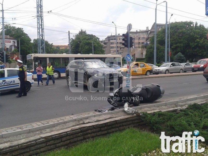 Жена с БМВ Х5 блъснала моториста на Чифте баня СНИМКИ