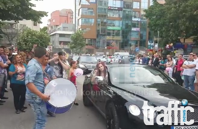 Цигански оркестър и кючеци за старта на абитуриентските балове в Пловдив ВИДЕО