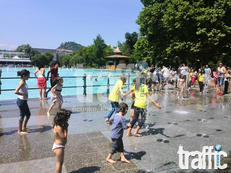 Десетки деца се забавляват на новите пеещи фонтани в Пловдив СНИМКИ