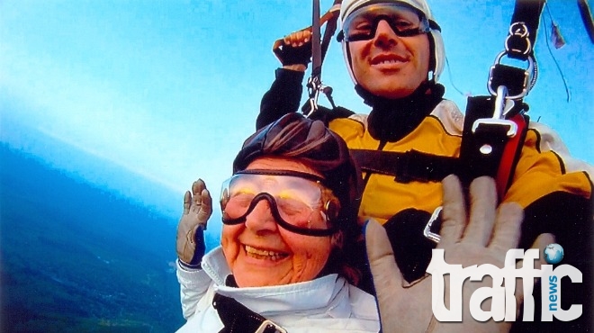 80-годишната баба Пенка скочи с парашут - посвети го на българите в чужбина!