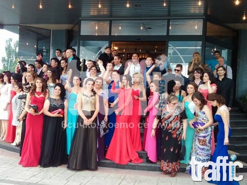 Балове 2015: Червено и синьо за момчетата и изчистени рокли за момичетата 24 СНИМКИ