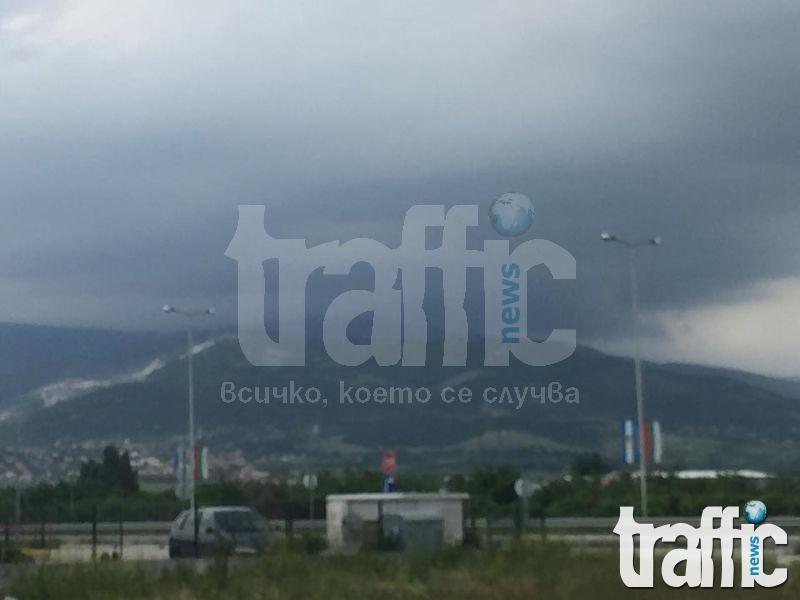 Страшна буря идва към Пловдив! Студен вятър свали рязко температурата СНИМКИ 