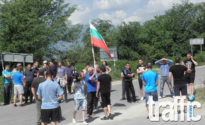 Протестът в Гърмен започна с патриотична музика