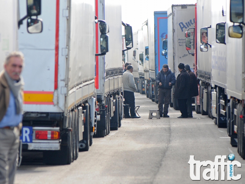 Продължава блокадата на границата с Турция