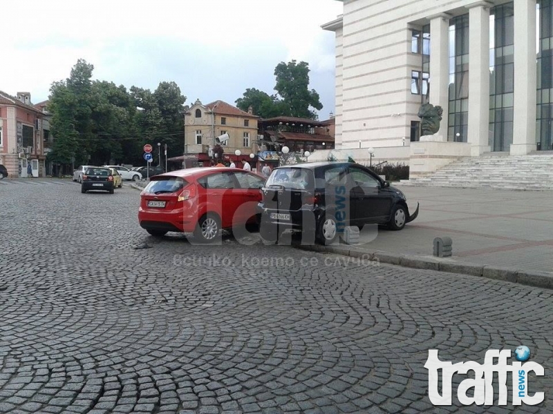 Две коли се помляха пред Градския дом на културата СНИМКИ