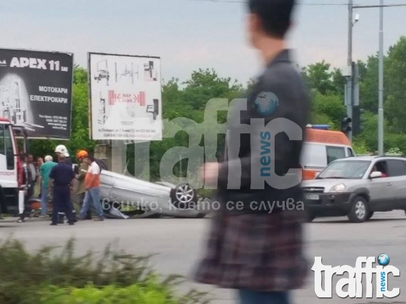 Мерцедес се обърна по таван на моста на Адата