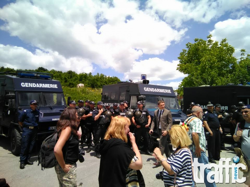 Протестиращите в Гърмен тръгнаха към ромската махала, ДАНС охранява протеста СНИМКИ