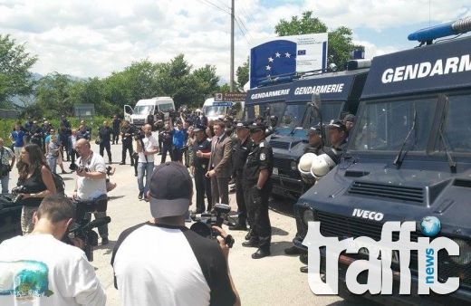 Напрежението в Гърмен ескалира! Протестиращи хвърлят предмети по полицията СНИМКИ 