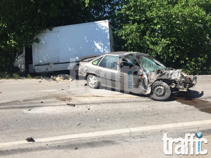 Два автомобила, камион и кемпер в мелето на Кадиево СНИМКИ