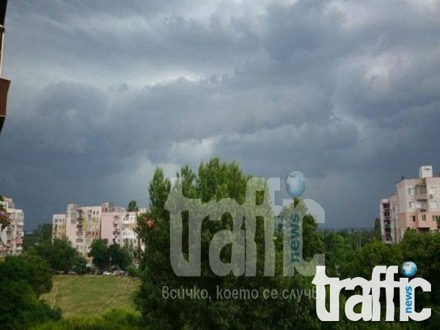 Яка буря се изви над Пловдив! Духа ураганен вятър СНИМКИ и ВИДЕО*