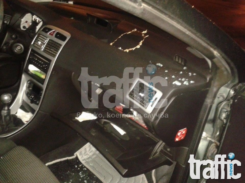 Мега обир в Кършиака: Крадци разбиха автомобил на оживен булевард в Пловдив СНИМКИ