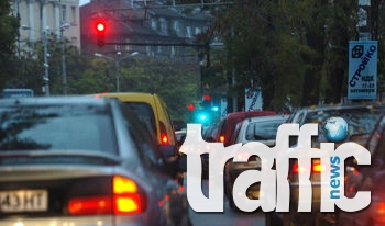 Светофар падна върху кола