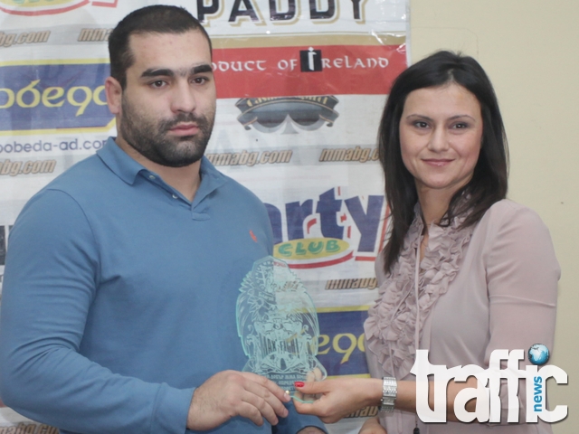 Багата стана шампион в тежка категория