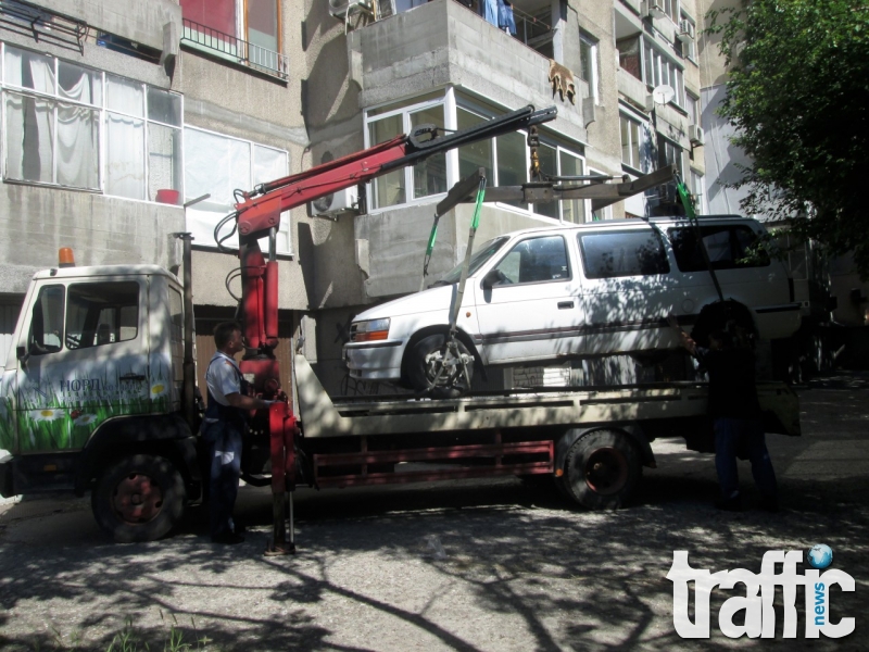 Раздигаха стари коли спрели по тротоари в центъра на Пловдив СНИМКИ