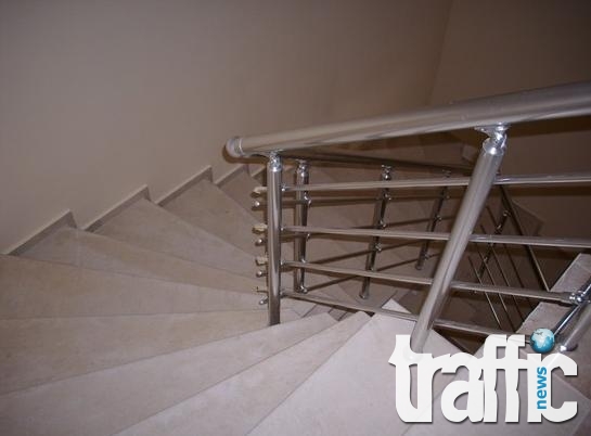 Пияна изпусна двуседмично бебе по стълбите 