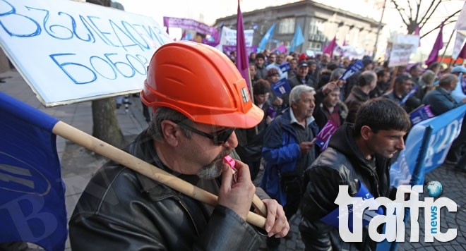 Десетки миньори протестират в Бобов дол