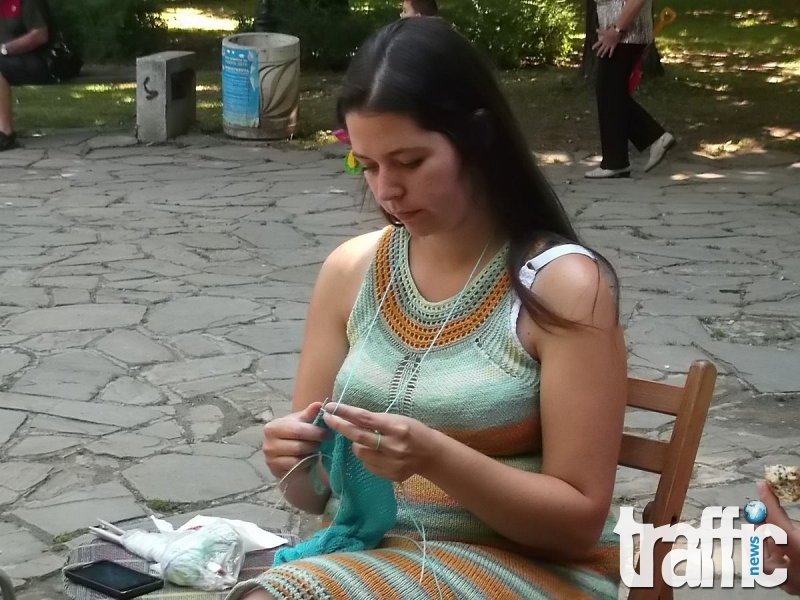 Млади и възрастни дами отбелязаха Деня на плетенето в Дондуковата градина ВИДЕО